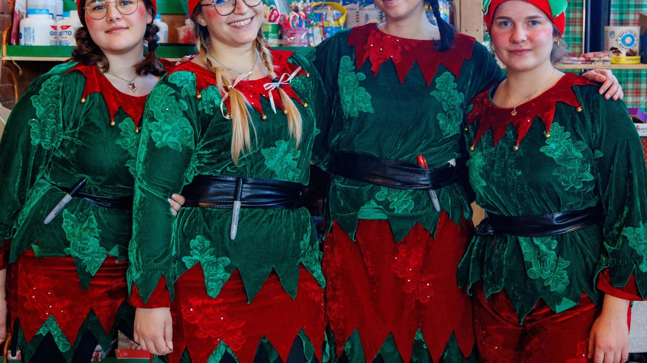 Alcuni personaggi magici della «Fabbrica di Babbo Natale» aperta agli Arsenali Repubblicani (. foto Del Punta per Valtriani Alcuni personaggi magici della «Fabbrica di Babbo Natale» aperta agli Arsenali Repubblicani (. foto Del Punta per Valtriani