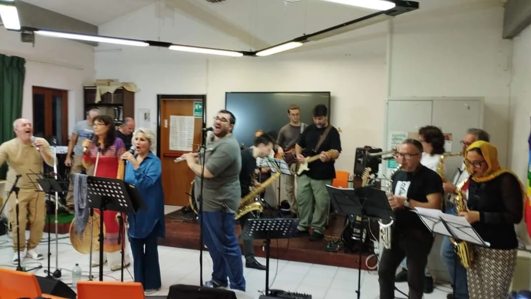 L'evento "Il mondo è nelle nostre mani - No war" a Sarzana ha offerto una giornata di riflessione e musica per la pace, con conferenze, concerti e flash mob. La musica come strumento per la pace interiore e collettiva. L'evento "Il mondo è nelle nostre mani - No war" a Sarzana ha offerto una giornata di riflessione e musica per la pace, con conferenze, concerti e flash mob. La musica come strumento per la pace interiore e collettiva.