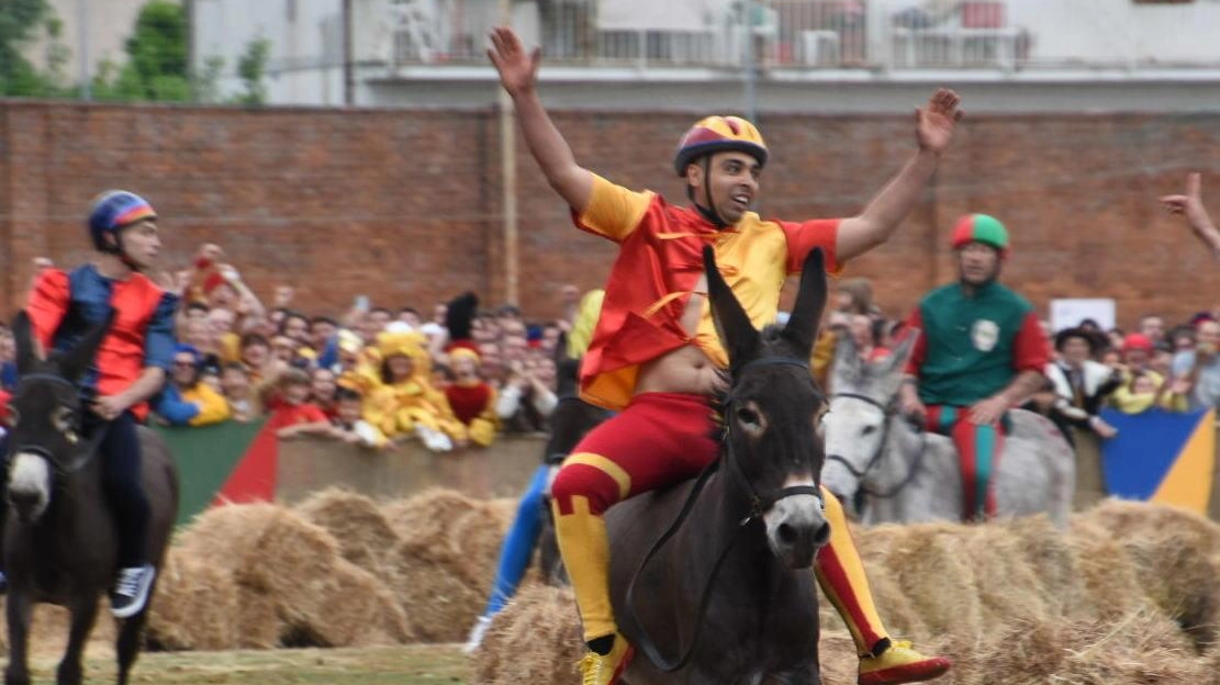 Il Palio dei Micci di questa edizione è stato vinto da Maurizio Ruggiu su «Bingo», che hanno fatto trionfare la contrada del Leon d’Oro Il Palio dei Micci di questa edizione è stato vinto da Maurizio Ruggiu su «Bingo», che hanno fatto trionfare la contrada del Leon d’Oro