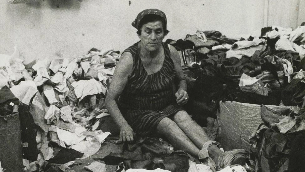 Stracci e. vecchie fabbriche, il lavoro delle donne. Prato, anni ’70 Foto Desideri Stracci e. vecchie fabbriche, il lavoro delle donne. Prato, anni ’70 Foto Desideri