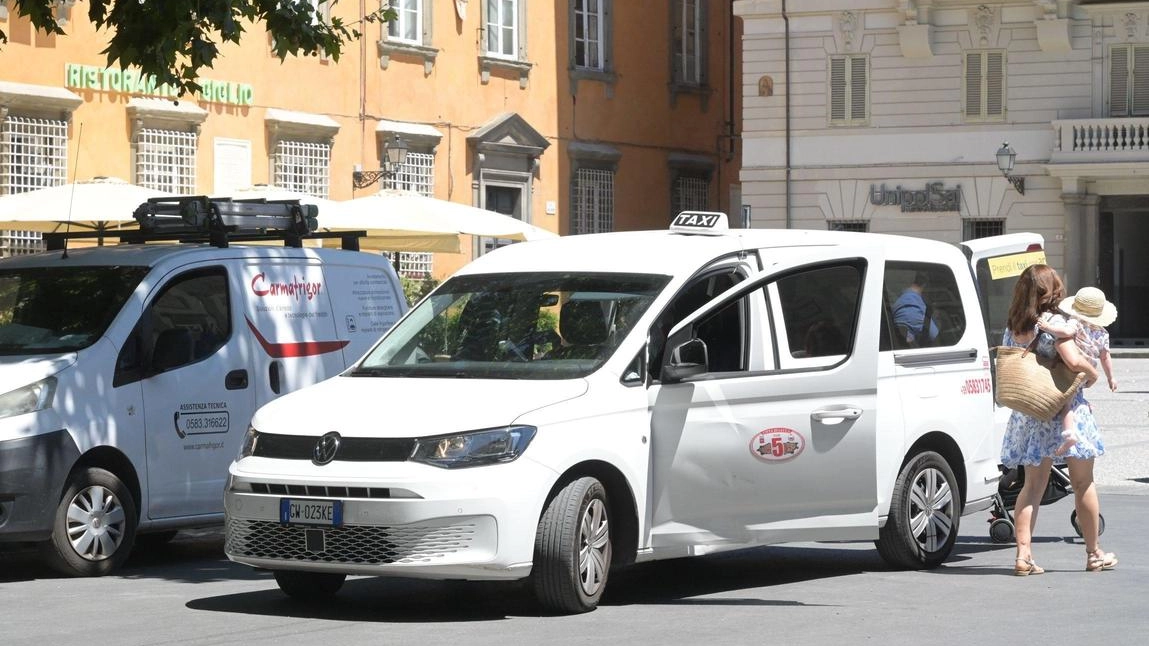 Fa discutere il progetto dell’amministrazione comunale. di aumentare di venti unità le attuali licenze per taxi a Lucca: la categoria teme che siano numeri eccessivi in rapporto alle reali necessità (foto Alcide)