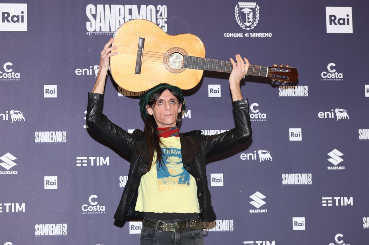 lucio corsi scoppia il caso del concerto in mare all8217argentario problemi di ordine pubblico