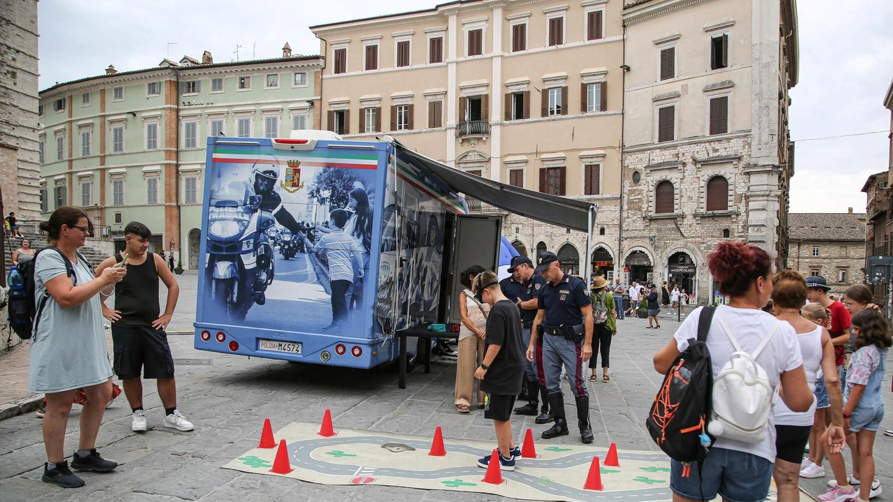 Campagna informativa della Polizia di Stato, tappa in piazza IV novembre. In fila per provare il simulatore d’ebbrezza. E foto alla Lamborghini Urus. Campagna informativa della Polizia di Stato, tappa in piazza IV novembre. In fila per provare il simulatore d’ebbrezza. E foto alla Lamborghini Urus.