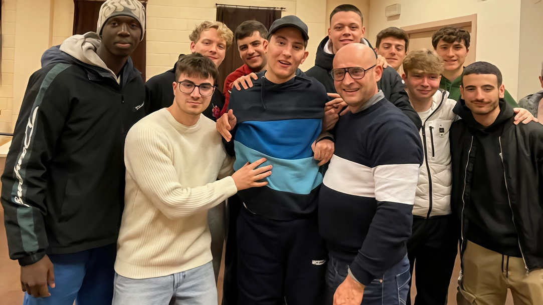 Davide Papaccioli insieme al padre Michele e gli amici della Virtus Biancoazzurra che gli sono sempre stati vicini