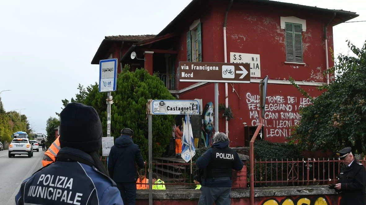 Lo sgombero della Casa Rossa occupata avvenuto nei giorni scorsi dopo settimane di trattative tra Anas e Comune Lo sgombero della Casa Rossa occupata avvenuto nei giorni scorsi dopo settimane di trattative tra Anas e Comune