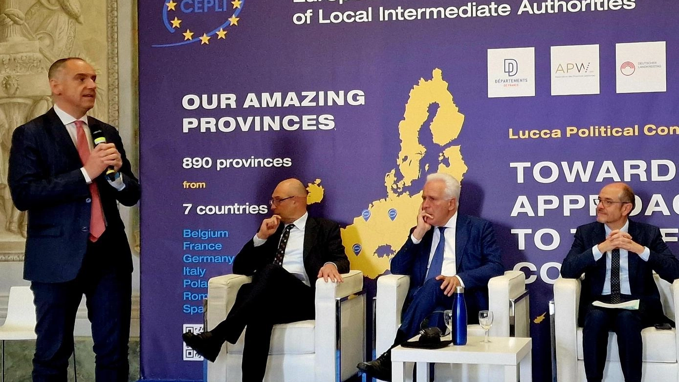 Rappresentanti delle Province europee a Lucca chiedono ai candidati alle elezioni europee di chiarire il loro impegno sui fondi di coesione e sull'importanza della coesione economica, sociale e territoriale per l'UE. La politica di coesione post 2027 è al centro del dibattito, con l'invito a valorizzare il ruolo delle Province nel processo di sviluppo territoriale.