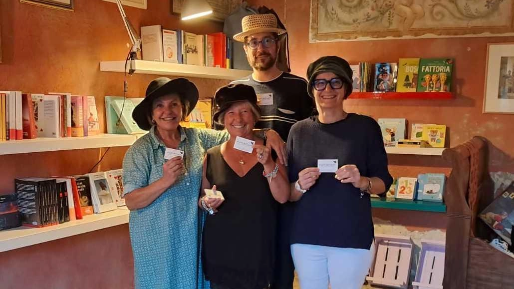 Da sinistra: Alessandra Lami, Eleonora Sottili, Caterina Biso; dietro, Enrico Giuliani. Sono i quattro amici che hanno deciso di aprire una libreria nel cuore del borgo di Montemarcello,. il “Covo del Corvo”