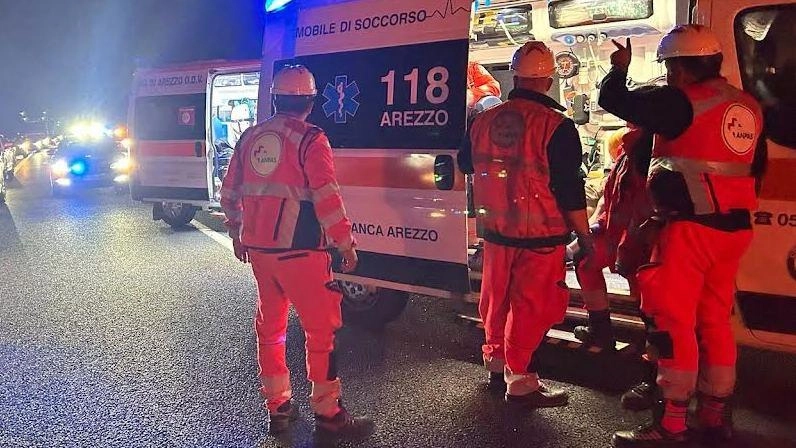 Autosole, primo crac di stagione. Pullman contro due auto e un van. Sette feriti, notte di caos e paura
