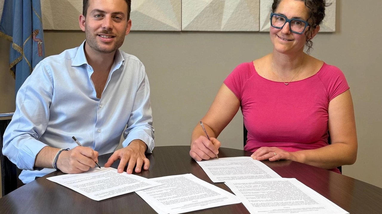 La sigla del protocollo fra il sindaco di Bagno a Ripoli, Francesco Pignotti e Marianna Cellai di Confesercenti che crea l’osservatorio per il commercio locale La sigla del protocollo fra il sindaco di Bagno a Ripoli, Francesco Pignotti e Marianna Cellai di Confesercenti che crea l’osservatorio per il commercio locale