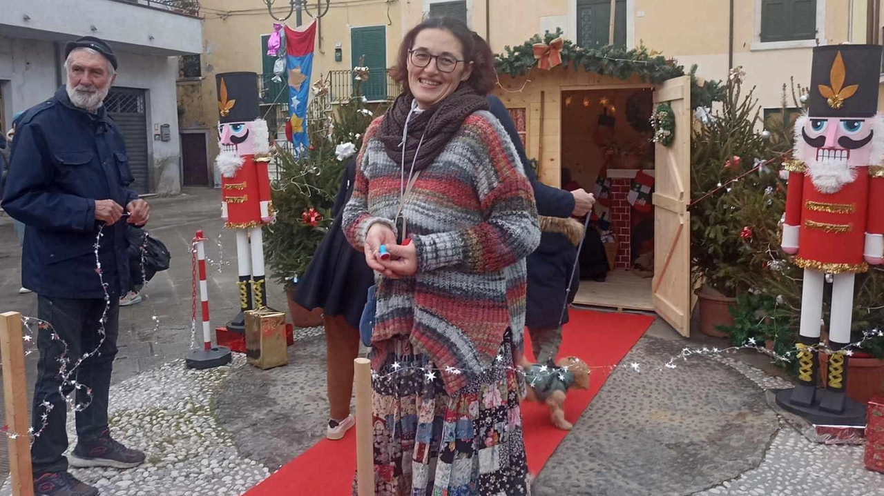 La Befana in visita ad Avenza per portare dolciumi ai bambini La Befana in visita ad Avenza per portare dolciumi ai bambini
