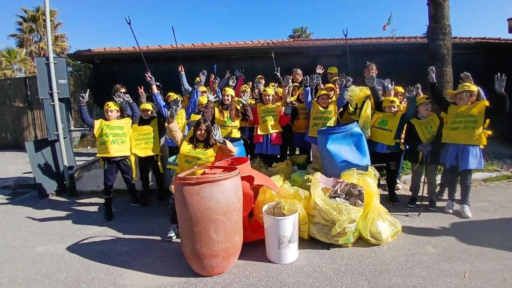I bambini all’opera per pulire il litorale grazie a Legambiente