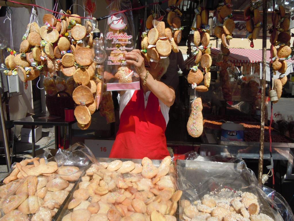 https://www.lanazione.it/image-service/view/acePublic/alias/contentid/NWY5OTA0ZTMtN2VjOS00/0/san-bartolomeo-la-festa-fa-comunita-nella-corona-di-biscotti-identita-e-tradizione.jpeg?f=1.91:1&w=1200