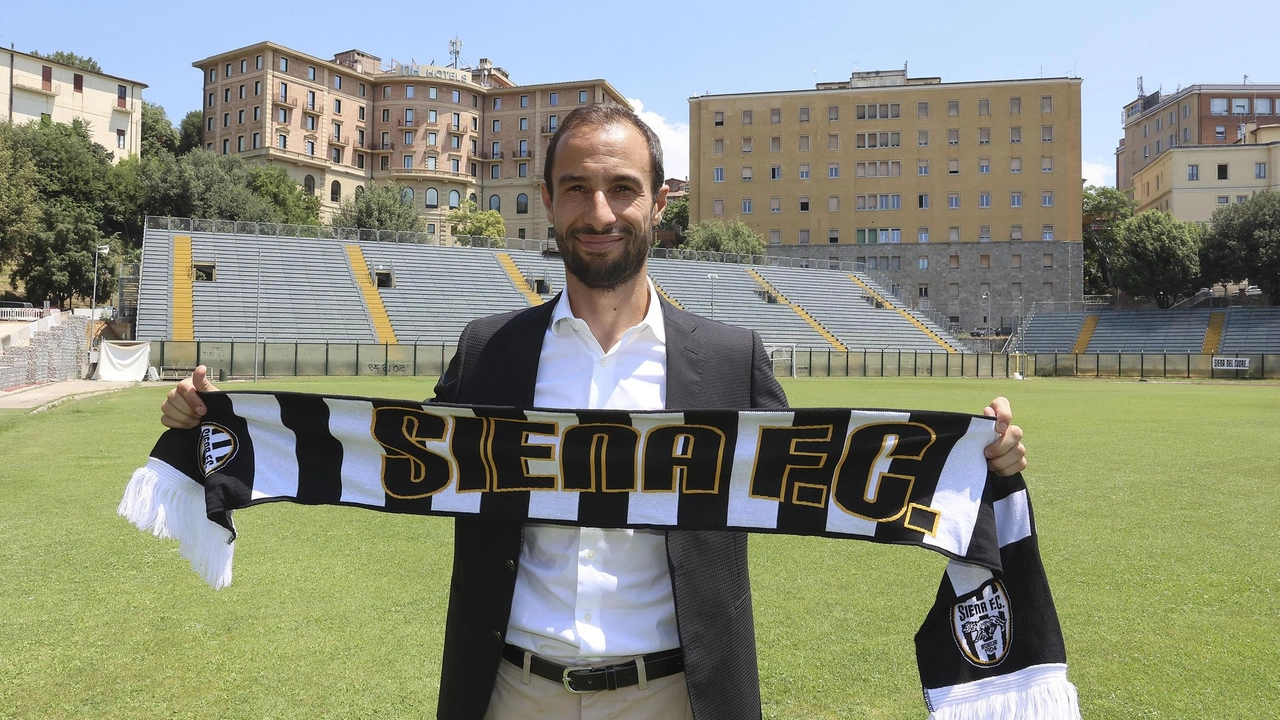 Primo giorno ufficiale in bianconero per il neoallenatore della Robur Tommaso Bellazzini Primo giorno ufficiale in bianconero per il neoallenatore della Robur Tommaso Bellazzini