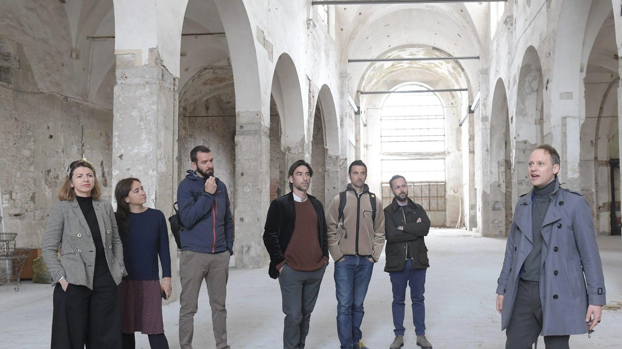 Nella foto Alcide un sopralluogo all’interno del mercato del Carmine Nella foto Alcide un sopralluogo all’interno del mercato del Carmine