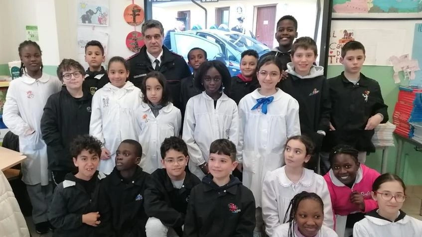 La 5^ A della Primaria di Castelfranco con il luogotenente dei carabinieri Nicola Caiti La 5^ A della Primaria di Castelfranco con il luogotenente dei carabinieri Nicola Caiti