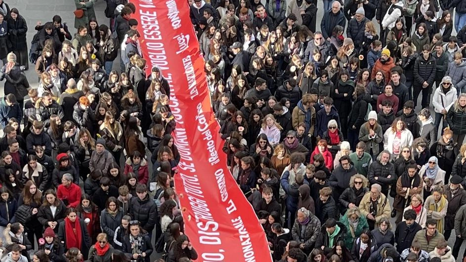 In migliaia in piazza Signoria all’evento promosso da #QNxLeDonne e Comune. La sindaca dall’Arengario: "Il seme dello scorso anno sta crescendo". In migliaia in piazza Signoria all’evento promosso da #QNxLeDonne e Comune. La sindaca dall’Arengario: "Il seme dello scorso anno sta crescendo".