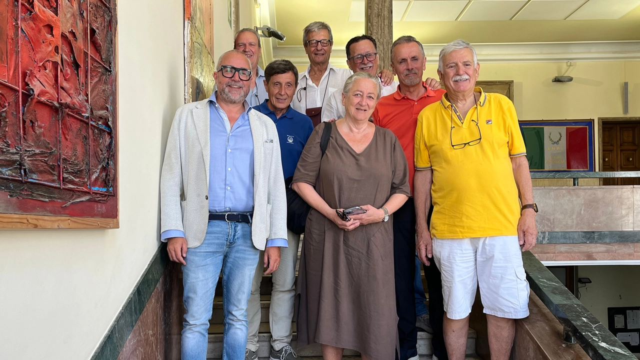Il sindaco Matteo Franconi con gli ex studenti Il sindaco Matteo Franconi con gli ex studenti