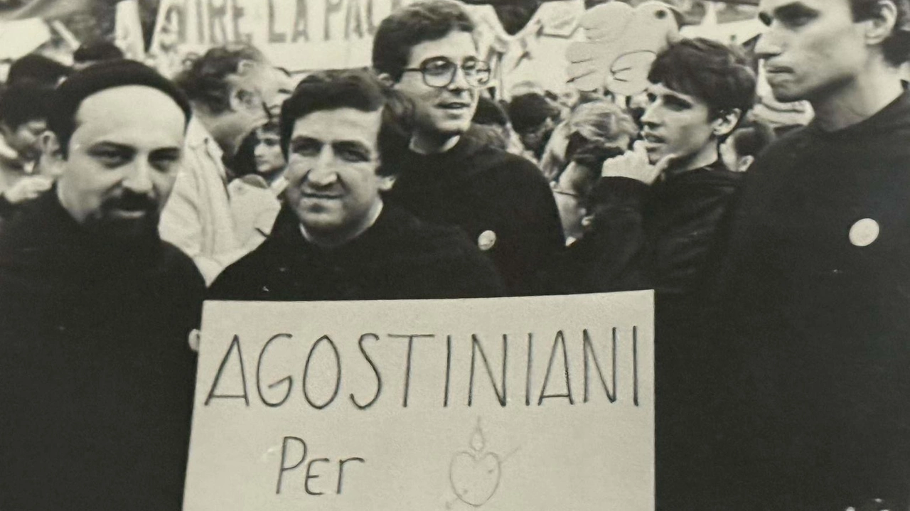 Il nuovo Papa, Francis Prevost, con padre Pagano a Firenze. A destra, uno scatto che ritrae i due amici (quello cerchiato in rosso è Prevost) durante un raduno di agostiniani «per la pace» Il nuovo Papa, Francis Prevost, con padre Pagano a Firenze. A destra, uno scatto che ritrae i due amici (quello cerchiato in rosso è Prevost) durante un raduno di agostiniani «per la pace»
