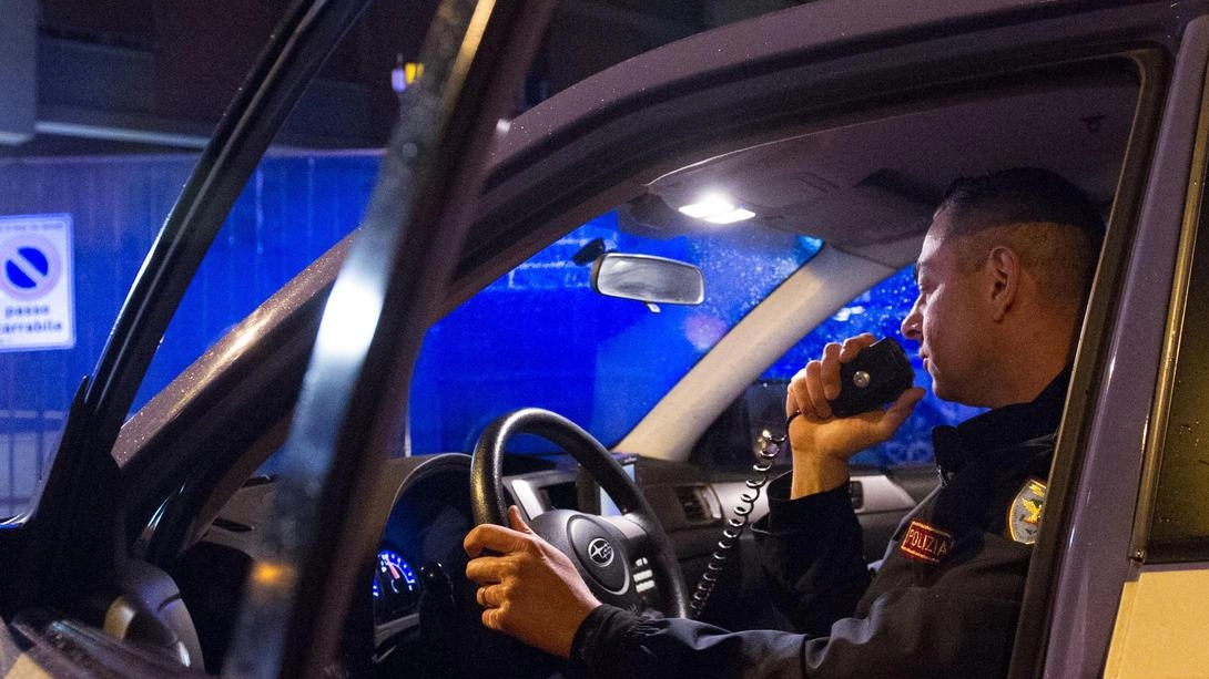 Sono stati arrestati dalla Polizia grazie alla segnalazione di due ragazze. Il blitz di notte vicino al cimitero di San Donato: devastato il mezzo. Sono stati arrestati dalla Polizia grazie alla segnalazione di due ragazze. Il blitz di notte vicino al cimitero di San Donato: devastato il mezzo.