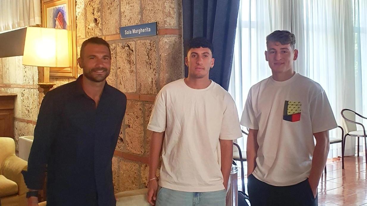 Mister Liverani, il ds Mammarella e i giocatori Curcio, Romeo e Vallocchia