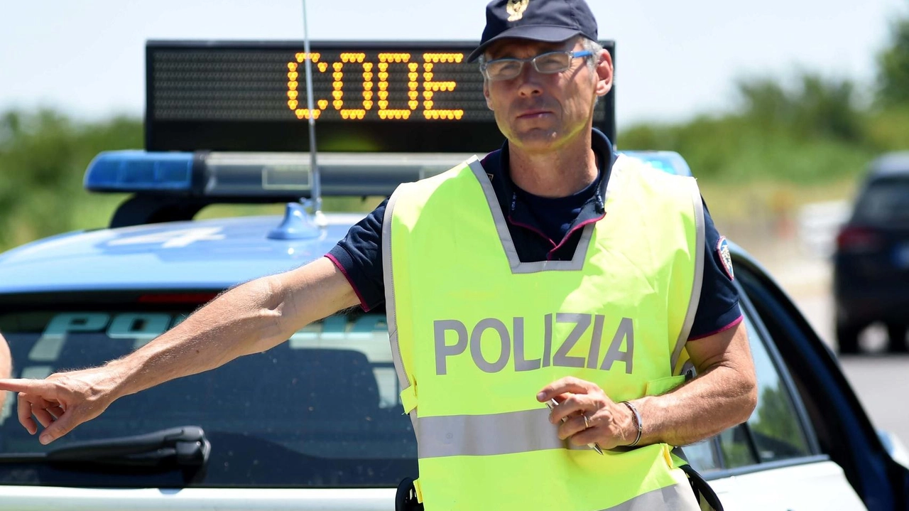 La polizia stradale in questo e nel prossimo fine settimana dovrà monitorare con particolare attenzione le strade del mare La polizia stradale in questo e nel prossimo fine settimana dovrà monitorare con particolare attenzione le strade del mare