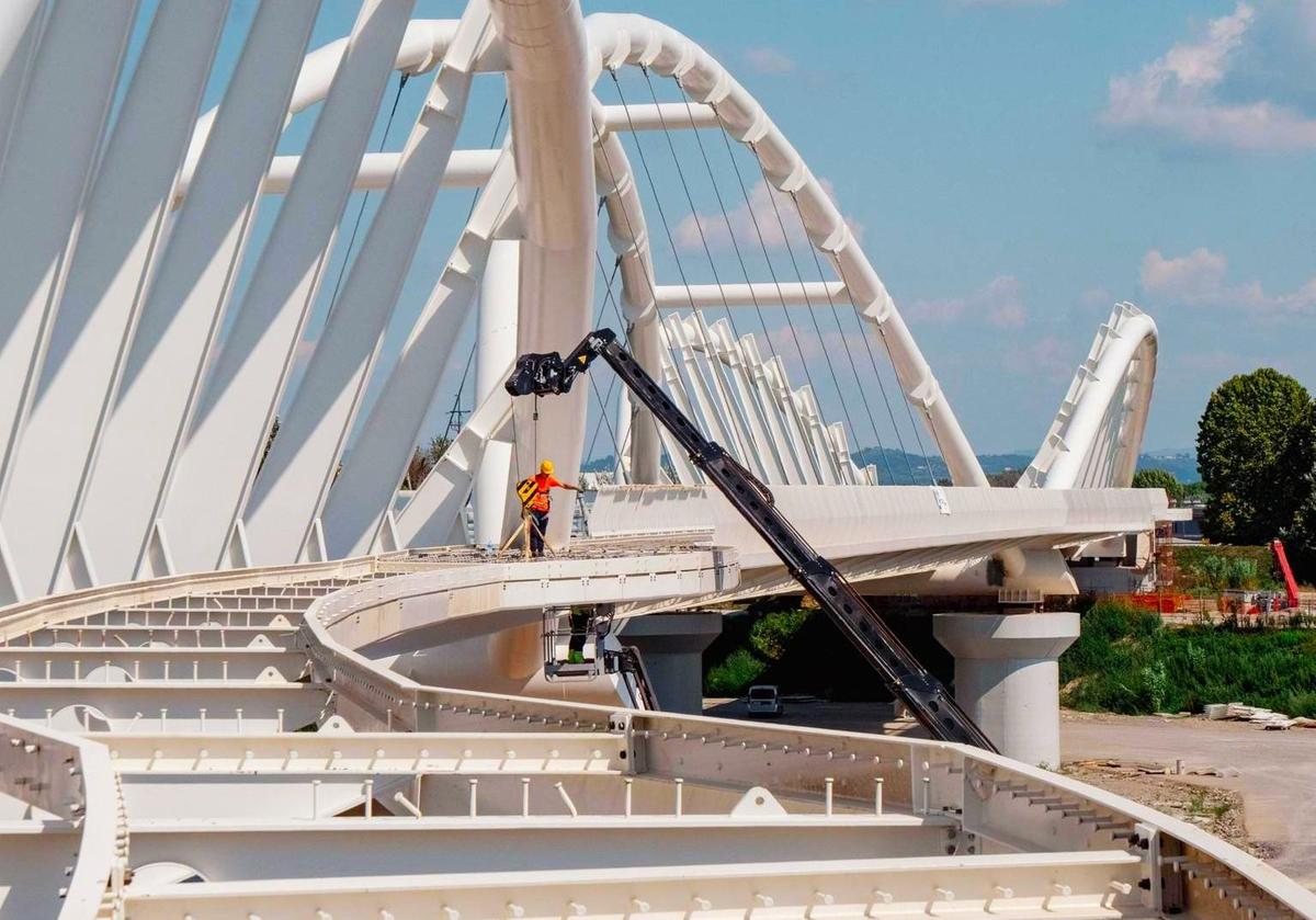 Nuovo ponte sul Serchio. Il taglio del nastro sarà il 4 ottobre. Una settimana prima del voto Nuovo ponte sul Serchio. Il taglio del nastro sarà il 4 ottobre. Una settimana prima del voto