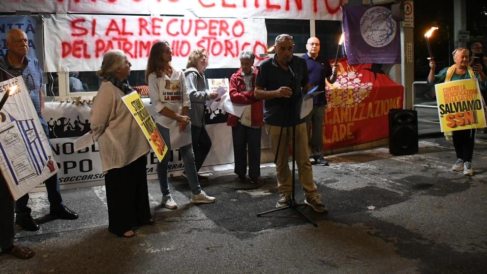 La manifestazione di ieri sera davanti al Monoblocco: i comitati in difesa della sanità chiedono che all’ospedale cittadino non venga utilizzato altro cemento per nuove costruzioni. Circa duecento i manifestanti hanno sfilato verso il nosocomio cittadino (Foto servizio Letizia Delia) La manifestazione di ieri sera davanti al Monoblocco: i comitati in difesa della sanità chiedono che all’ospedale cittadino non venga utilizzato altro cemento per nuove costruzioni. Circa duecento i manifestanti hanno sfilato verso il nosocomio cittadino (Foto servizio Letizia Delia)