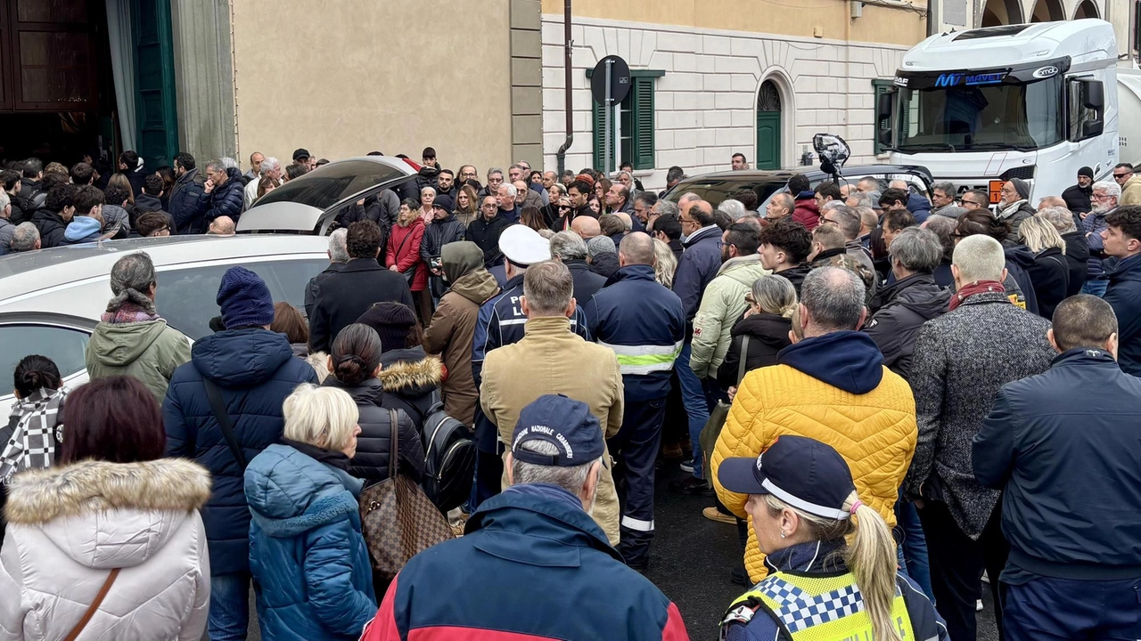 Il funerale di Davide Baronti, camionista rimasto vittima del disastro. all’Eni (fotoservizio Bongianni per Germogli) Il funerale di Davide Baronti, camionista rimasto vittima del disastro. all’Eni (fotoservizio Bongianni per Germogli)