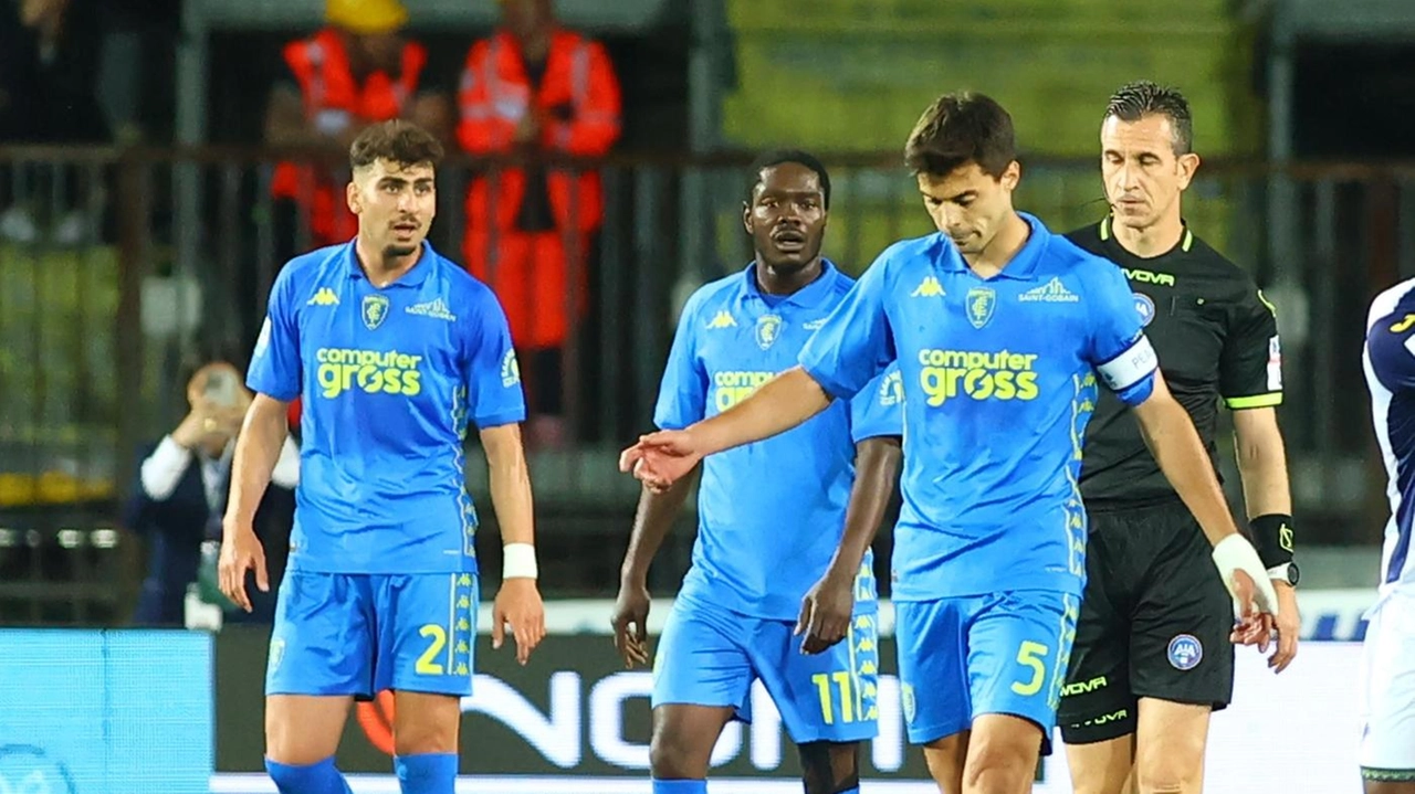 I giocatori dell’Empoli escono dal campo dopo la sconfitta contro il Verona I giocatori dell’Empoli escono dal campo dopo la sconfitta contro il Verona