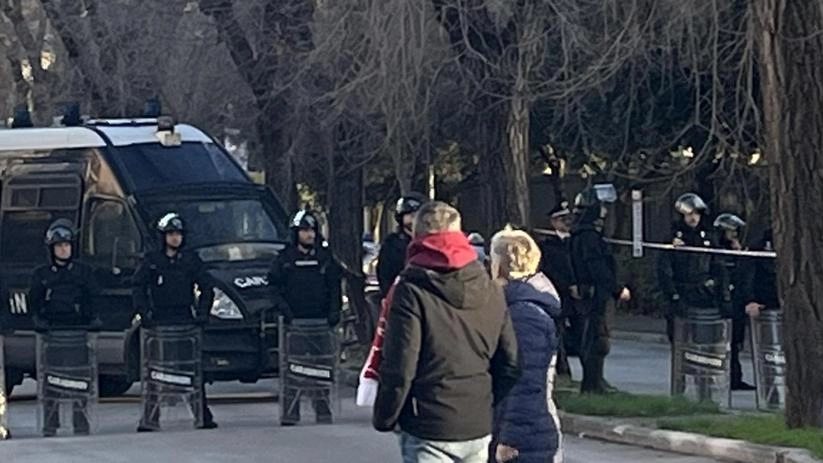 Le immagini al vaglio delle Forze dell’ordine: capillare lavoro per individuare i responsabili. Due i "contatti" con i tifosi, il primo in viale Michelangelo e il secondo in via Giotto. Le immagini al vaglio delle Forze dell’ordine: capillare lavoro per individuare i responsabili. Due i "contatti" con i tifosi, il primo in viale Michelangelo e il secondo in via Giotto.