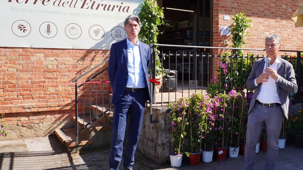 Il sindaco Michele Angiolini e Massimo Carlotti, presidente di Terre dell’Etruria Il sindaco Michele Angiolini e Massimo Carlotti, presidente di Terre dell’Etruria