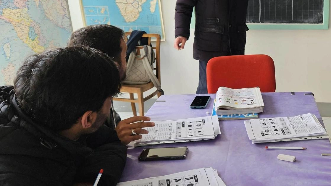 Le lezioni di italiano. impartite agli stranieri dai volontari dell’associazione «Incontriamoci» Le lezioni di italiano. impartite agli stranieri dai volontari dell’associazione «Incontriamoci»