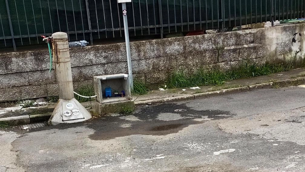La denuncia di una residente: "Continui sversamenti: accanto ci sono fabbriche ma anche case". Il vicesindaco Baroncelli: "Abbiamo in programma un intervento di sistemazione dell’impianto".