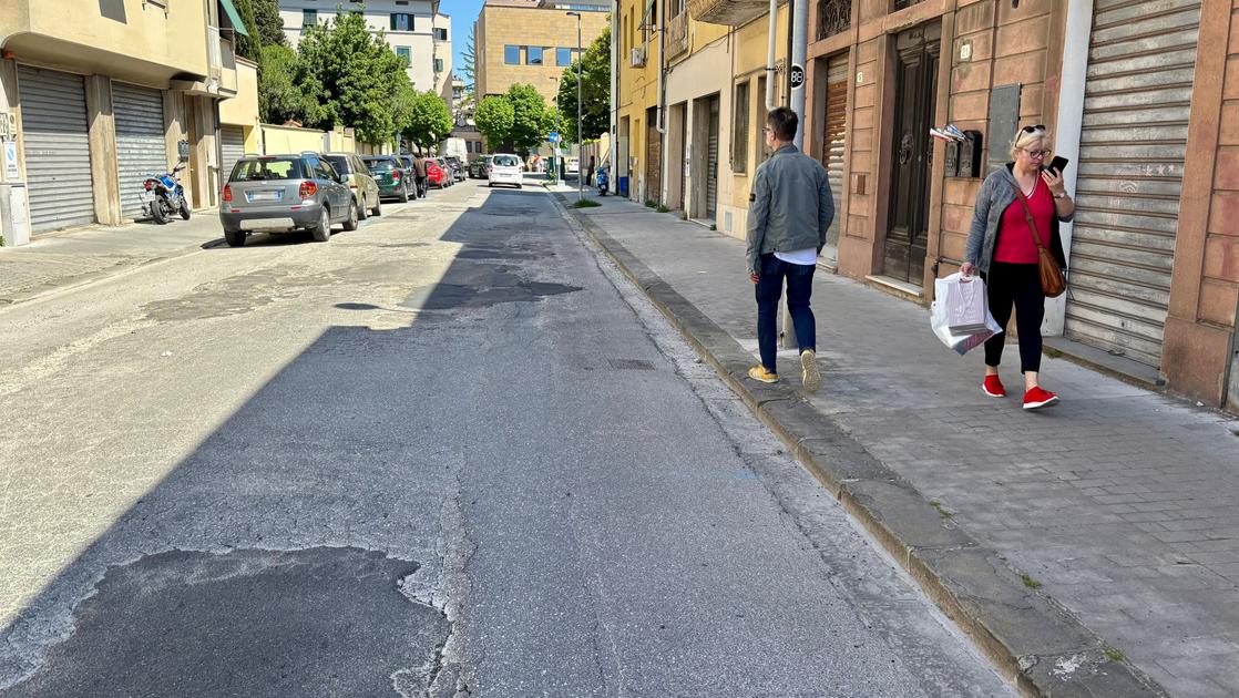 Pontedera, chiude via Leopardi: un mese di cantiere Pontedera, chiude via Leopardi: un mese di cantiere