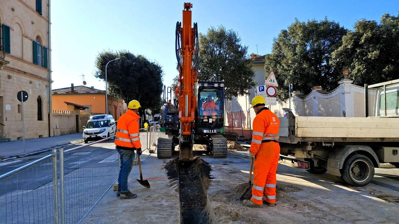 I lavori di Acque Spa in via dell’Ordine di Santo Stefano a Marina di Pisa, dove è prevista la sostituzione di 1200 metri di condotta idrica I lavori di Acque Spa in via dell’Ordine di Santo Stefano a Marina di Pisa, dove è prevista la sostituzione di 1200 metri di condotta idrica