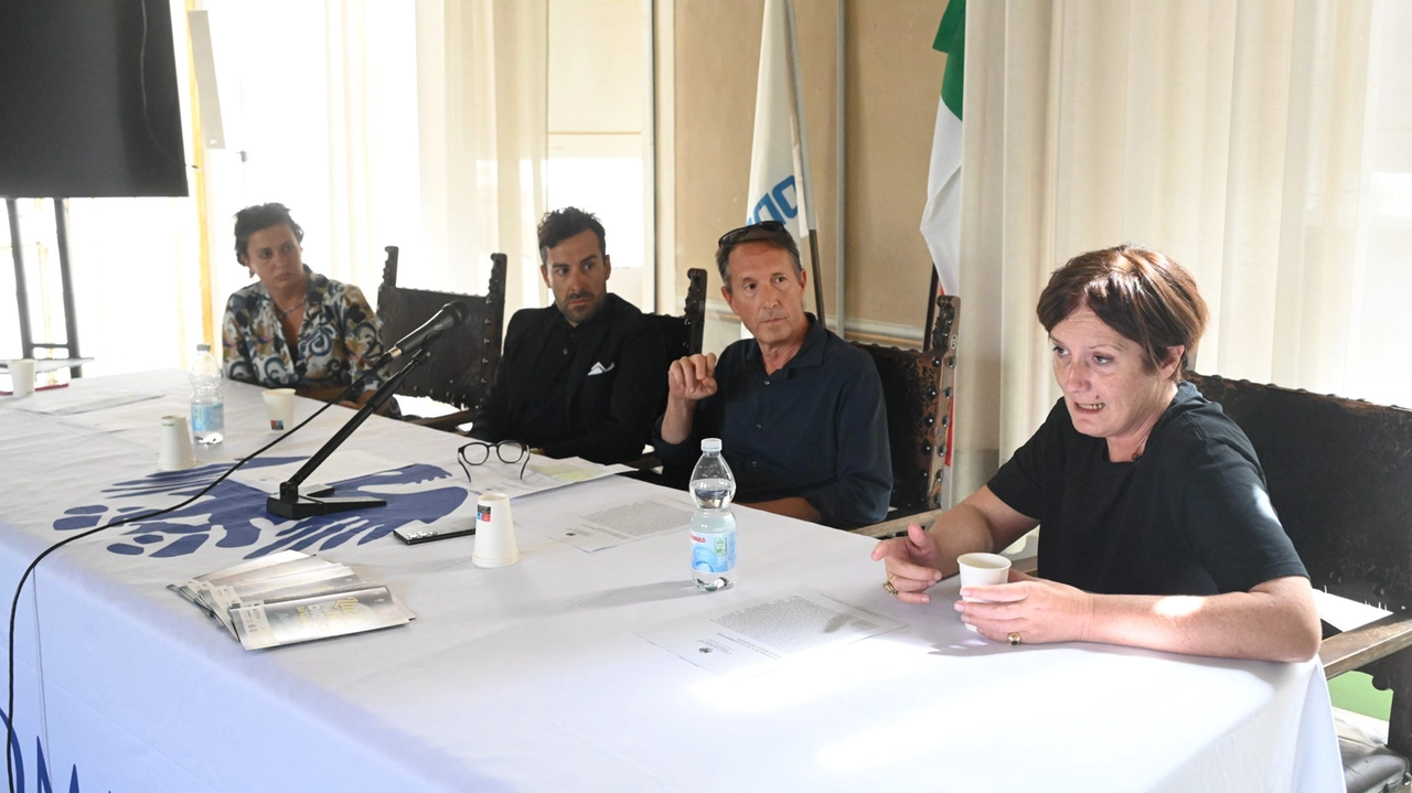 La direttrice di confcommercio Sara Giovanetti, l’assessore Remo Santini e il presidente del Centro commerciale Città di Lucca Matteo Pomini La direttrice di confcommercio Sara Giovanetti, l’assessore Remo Santini e il presidente del Centro commerciale Città di Lucca Matteo Pomini