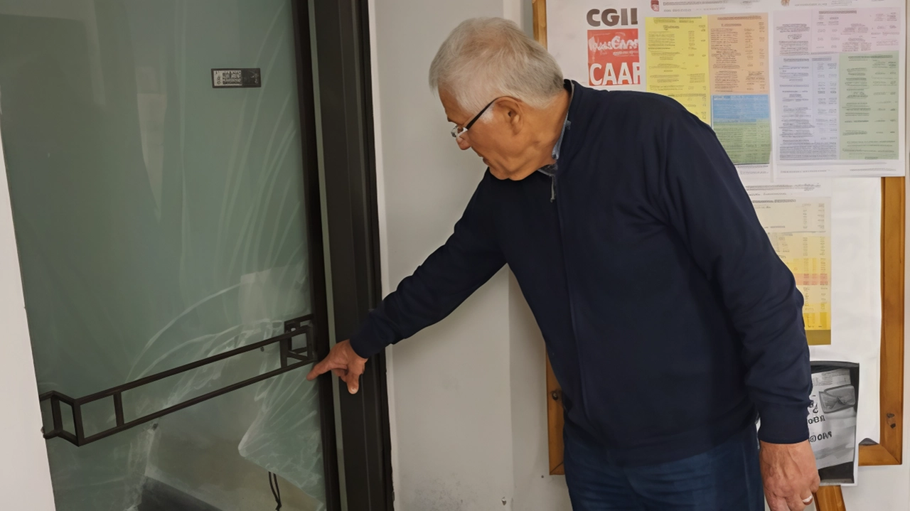 Tra i locali colpiti nel corso die blitz anche la sede alla Cgil Tra i locali colpiti nel corso die blitz anche la sede alla Cgil