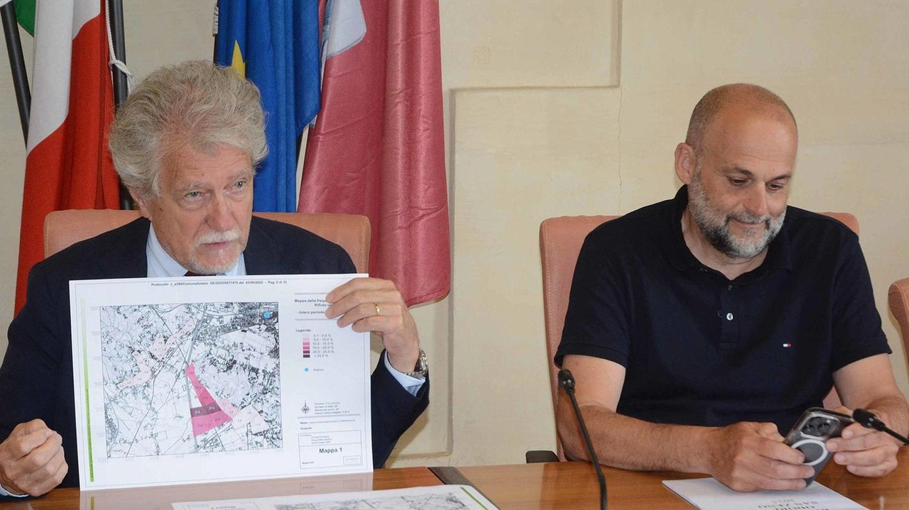 Il sindaco Ghinelli mostra l’esito dello studio insieme all’assessore Sacchetti Il sindaco Ghinelli mostra l’esito dello studio insieme all’assessore Sacchetti