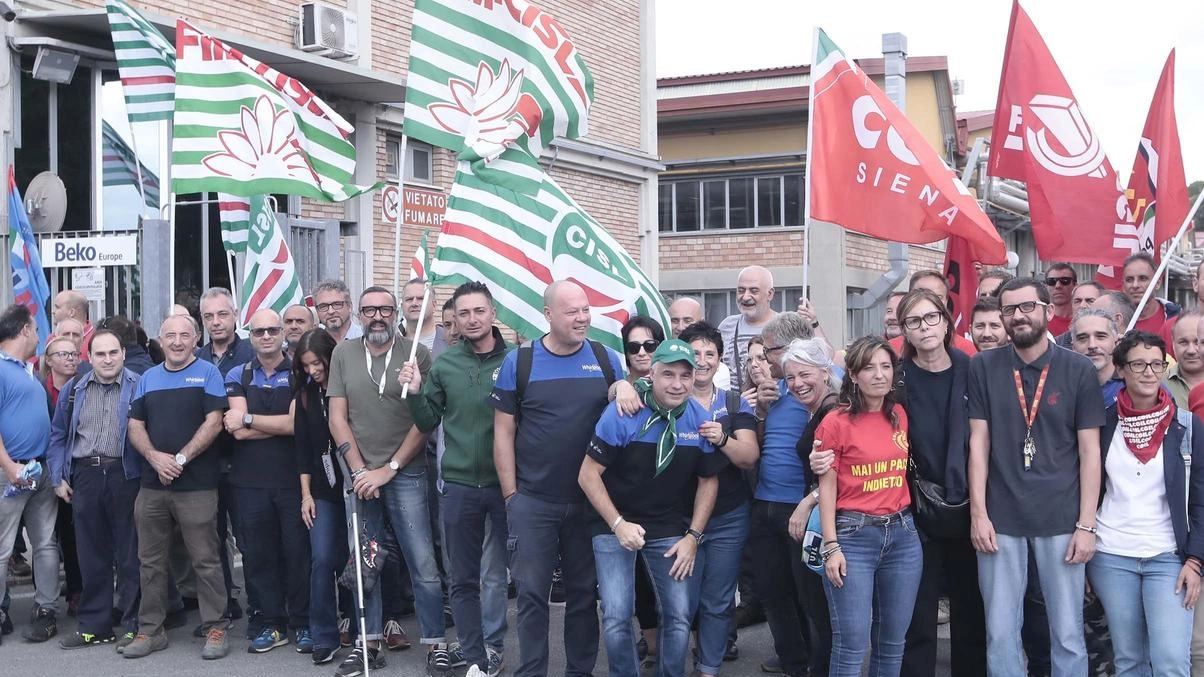 Il presidio dei lavoratori davanti allo stabilimento Beko Europe in viale Toselli a Siena: si teme per il futuro del sito e dei livelli occupazionali Il presidio dei lavoratori davanti allo stabilimento Beko Europe in viale Toselli a Siena: si teme per il futuro del sito e dei livelli occupazionali