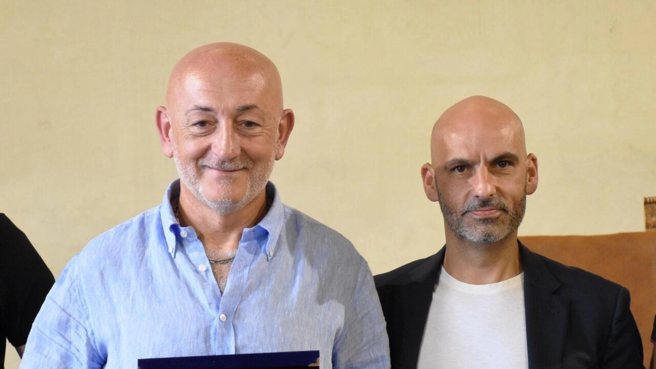 CITTA DI CASTELLO (Perugia) Il Comune di Città di Castello ha premiato con una targa Andrea Petturiti (nella foto col sindaco...