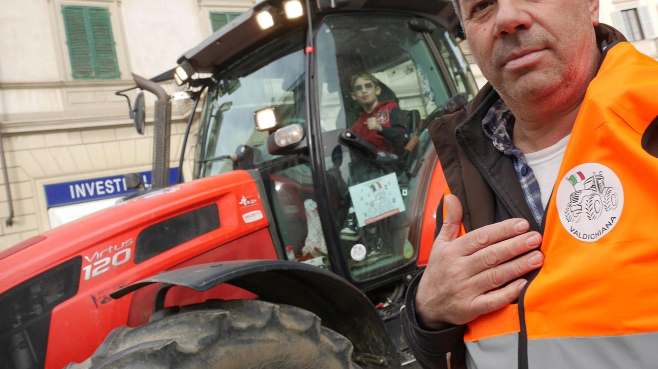 La rivolta dei trattori arriva nel centro storico di Arezzo. Tre dei cinquanta giganti della manifestazione hanno sfilato dallo stadio... La rivolta dei trattori arriva nel centro storico di Arezzo. Tre dei cinquanta giganti della manifestazione hanno sfilato dallo stadio...