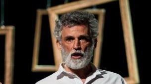 Stasera al Mecenate l’omaggio al grande scrittore. Alle 21 lo spettacolo che ha emozionato 800 platee. Stasera al Mecenate l’omaggio al grande scrittore. Alle 21 lo spettacolo che ha emozionato 800 platee.