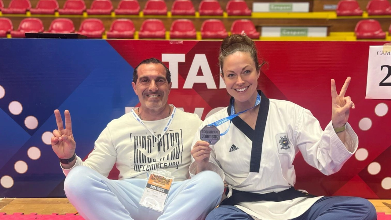 Vikki Jayne Todd festeggia la sua terza medaglia d’argento consecutiva Vikki Jayne Todd festeggia la sua terza medaglia d’argento consecutiva