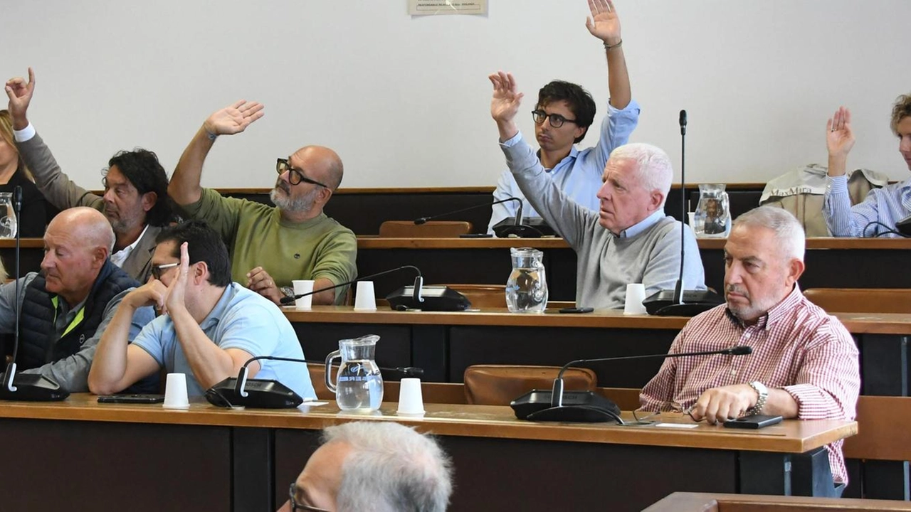 La cerimonia con i fratelli Andrea e Renata Pesaro. In alto la votazione con il consigliere della lista ’Arrighi’ Icham Koudsi che non ha alzato la mano La cerimonia con i fratelli Andrea e Renata Pesaro. In alto la votazione con il consigliere della lista ’Arrighi’ Icham Koudsi che non ha alzato la mano