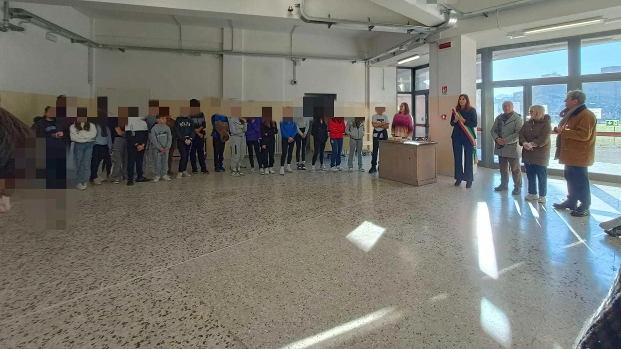 Sono centinaia gli studenti che hanno partecipato alla realizzazione di un elaborato sul tema ‘Pace’ senza limiti’ Sono centinaia gli studenti che hanno partecipato alla realizzazione di un elaborato sul tema ‘Pace’ senza limiti’