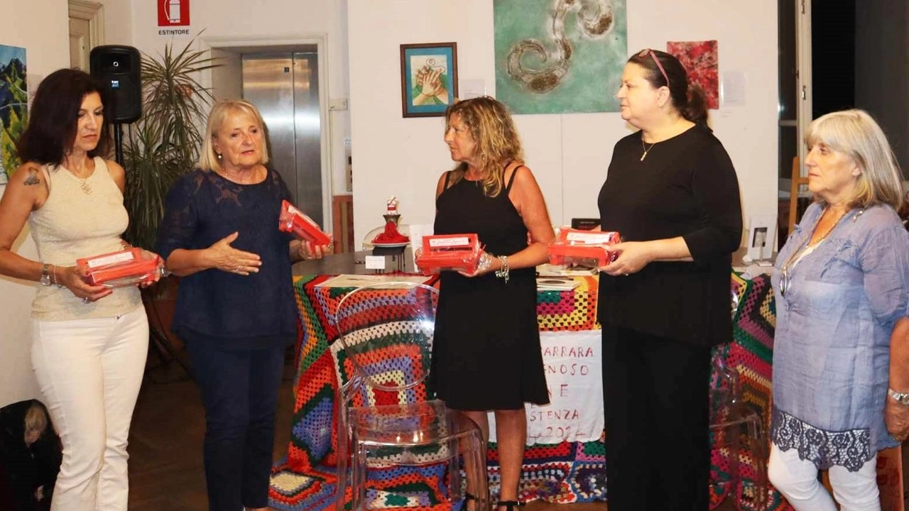 La cpsegna delle mini ’panchine rosse’ al Comune di Montignoso tramite l’assessora Giorgia Podestà La cpsegna delle mini ’panchine rosse’ al Comune di Montignoso tramite l’assessora Giorgia Podestà