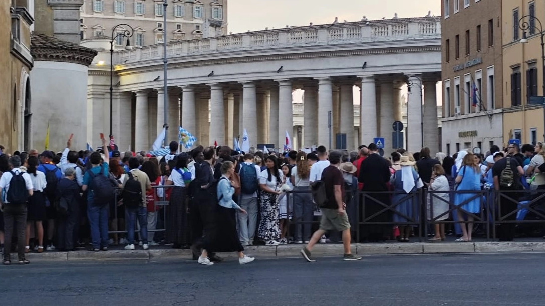 La lunga coda per entrare a San Pietro