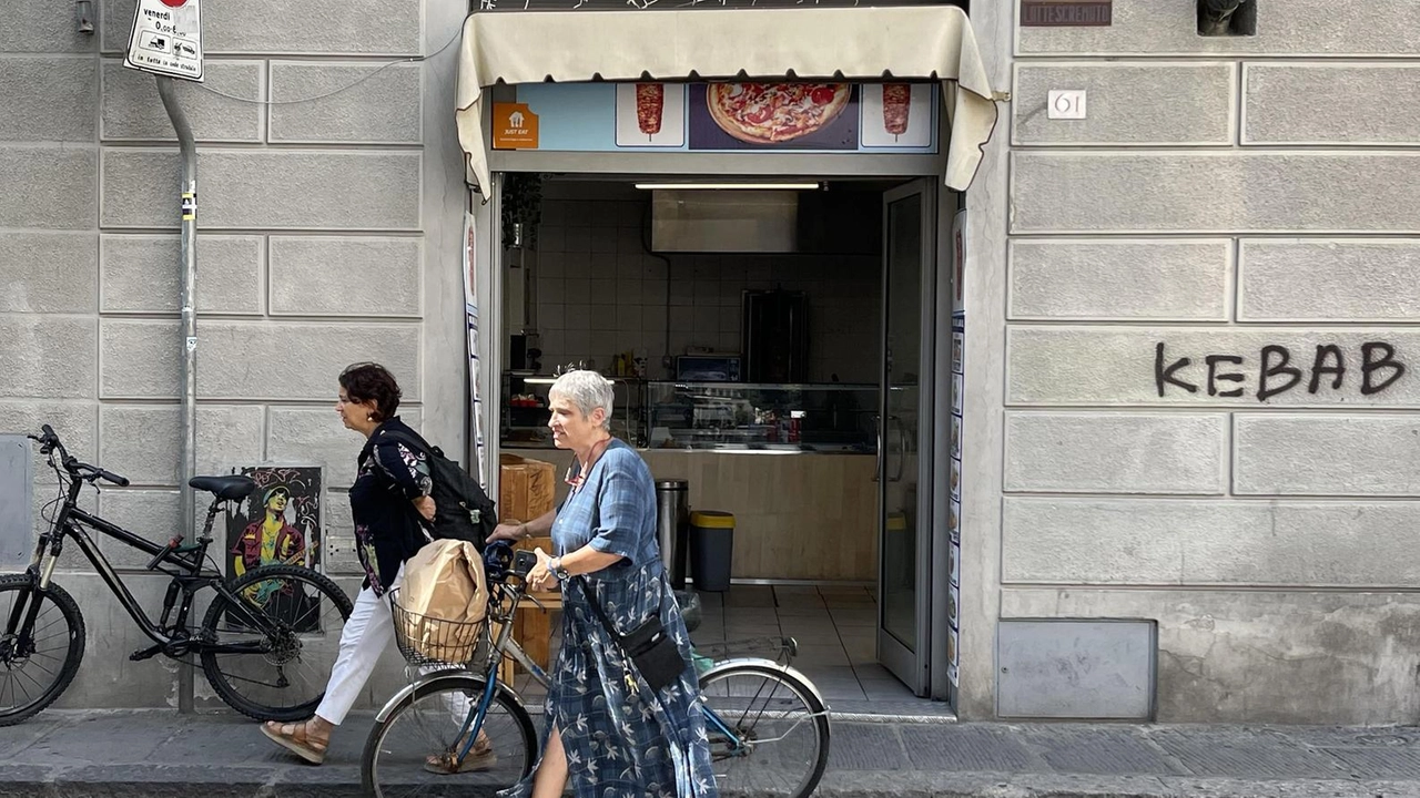 Il turismo sta fagocitando le attività storiche i cui fondi vengono trasformati in ristoranti. L’assessore Vicini: "Estenderemo le limitazioni anche oltre l’area Unesco. Impegno massimo". Il turismo sta fagocitando le attività storiche i cui fondi vengono trasformati in ristoranti. L’assessore Vicini: "Estenderemo le limitazioni anche oltre l’area Unesco. Impegno massimo".