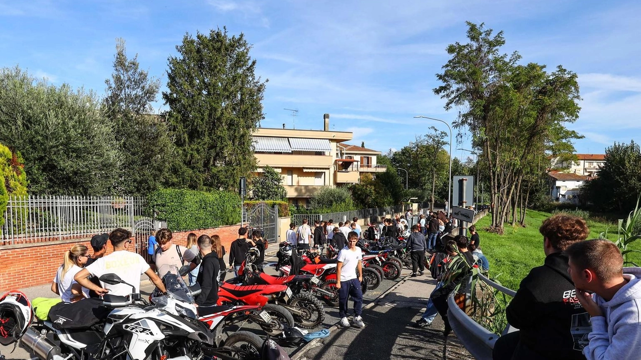 Un momento della manifestazione nel luogo dove Leonardo Gozzi ha perso la vita lo scorso primo ottobre Un momento della manifestazione nel luogo dove Leonardo Gozzi ha perso la vita lo scorso primo ottobre
