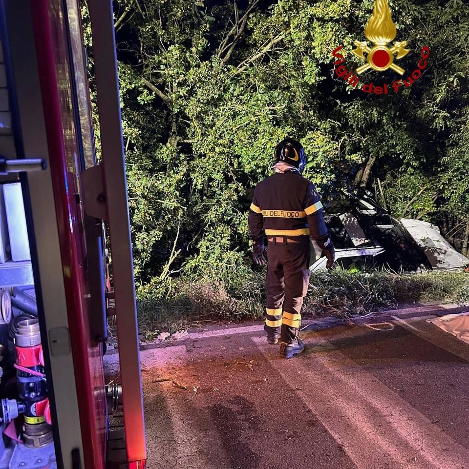 L'intervento dei vigili del fuoco in seguito all'incidente